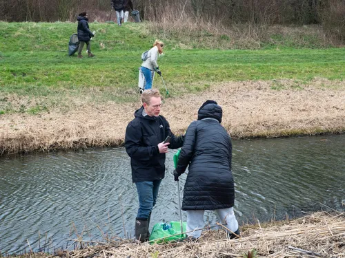 zwerfafval wordt in venneperhout geregistreerd en opgeruimd