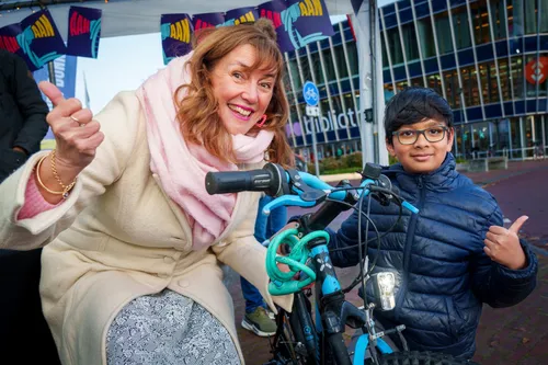Wethouder Marja Ruigrok aanwezig om fietsers aan te moedigen om goed verlicht de weg op te gaan