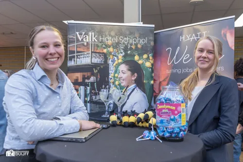 dames vd valk schiphol