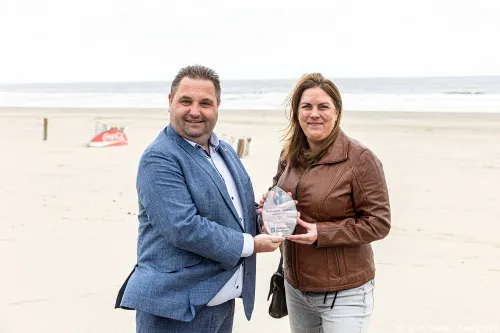 Wethouders Lars Carree ontvangt het schild uit handen van Haarlems wethouder Eva de Raadt&nbsp;