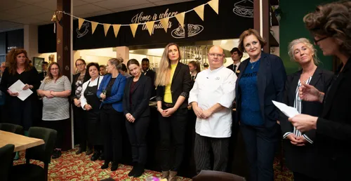 directeur miluska broekhuis spreekt haar team toe