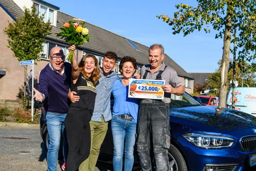 foto 2 brenda en andre uit harderwijk samen met postcode loterij ambassadeur gaston starreveld en hun twee kinderen