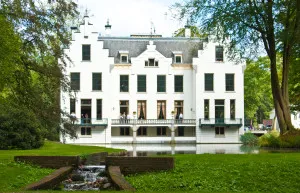 kasteel staverden ermelo wikimedia cc by sa 30 michele ahin 300x193