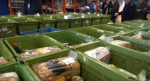 voedselbank krat pakket levensmiddelen still youtube frits sparnaaij