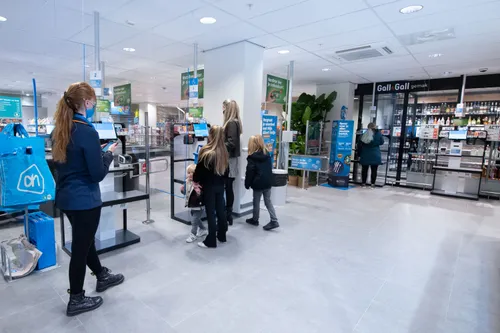 afrekenen bij de zelfscankassas van albert heijn europassage foto albert heijn yasmin hargreaves