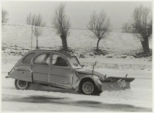 alternatieve sneeuwschuiver lelijke eend aan het werk op de natuurijsbaan nova zembla in spaarndam nl hlmnha 54006856 1024x753