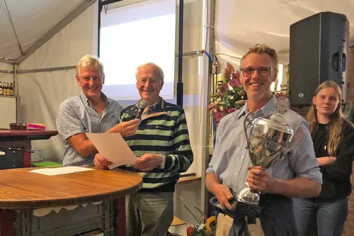 ben welp nic van keulen reiken de wisselbeker uit aan leo langendijk