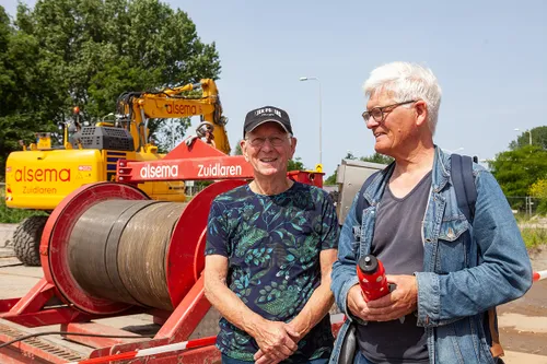 bezoeker rolf pols en rob vreulink op het bouwterrein velsertraverse