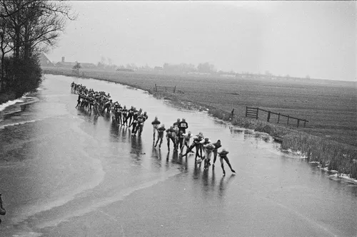 elfstedentocht 1985 stavoren een kopgroep van 50 a 60 rijders op weg van stavo bestanddeelnr 933 2427