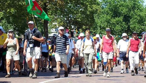 intocht vierdaagse 2006 dag 1 banner wikipedia