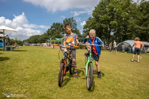 max en vriend op fiets