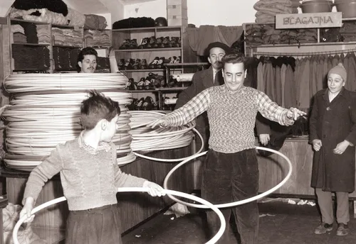 obroc48di hula hoop v mariborski trgovini 1959 1