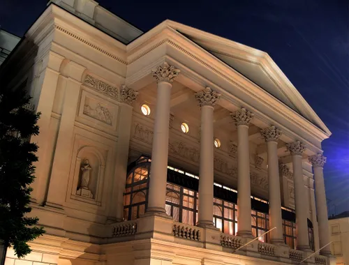 royal opera house at night 1