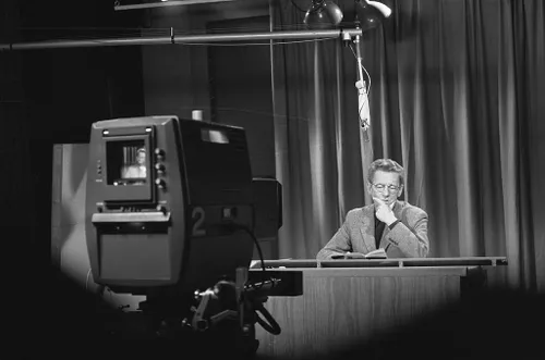 simon carmiggelt tijdens tv opnamen 93fd56 1024 picryl