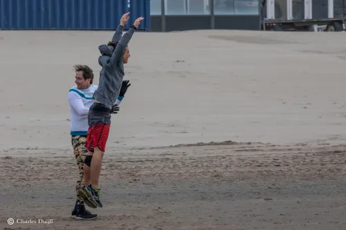 springende jongemannen