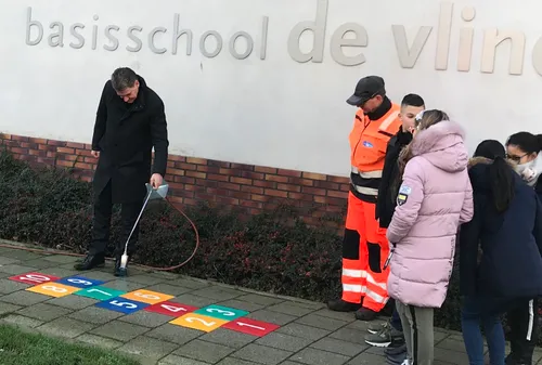 wethouder aad schoorl en leerlingen van basisschool de vlinder 2