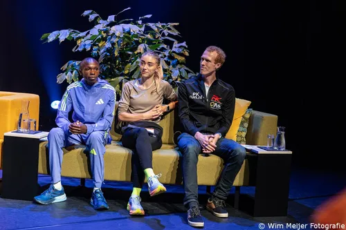 vlnr: Mathew Kimeli (winnaar Dam tot Damloop 2023), Diane van Es en Lucas Nieuweboer)