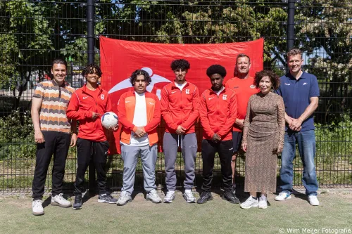 De twee Beverwijkse wethouders, buurtcoach Robin Welp, regiomanager Krajicek Foundation Chris Kaper en de vier Krajicek Scholarshippers