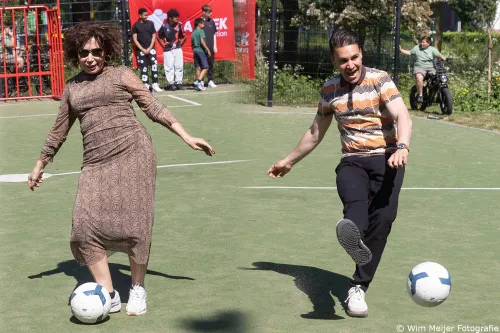 Wethouders Nevin Özütok en Ali Bal verrichten de officiële opening van het Krajicekveld met het nemen van een strafschop