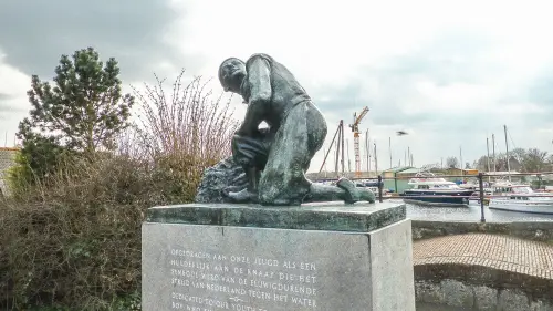 jongen met vinger in dijk