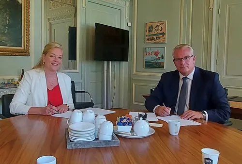 2021 35ondertekening overeenkomst vlnr nicole mulder en jeroen olthof