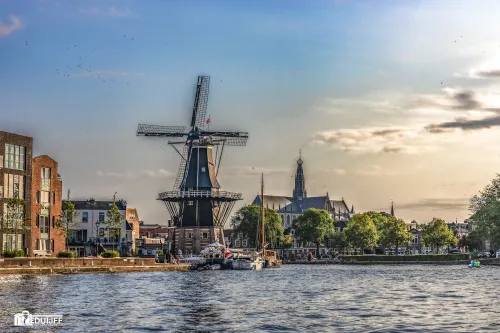 adriaan en grote kerk vanaf water