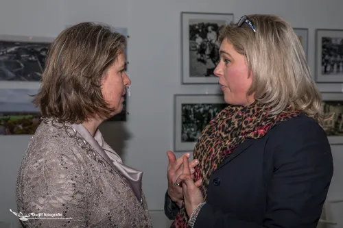 burg met dame in gesprek