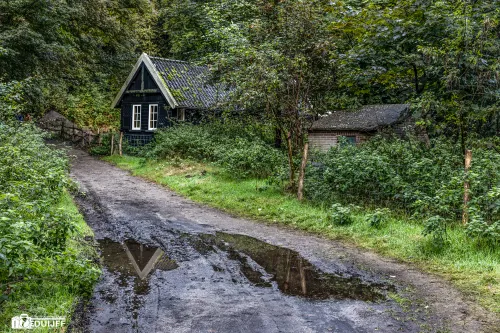 huisje weerkaatst in plas