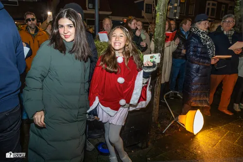 meisje in kerstkleding