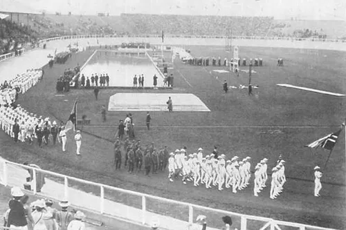 Openingsceremonie in het White City Stadium, waar ook de finish lag voor de Olympische marathon (foto: Picryl)