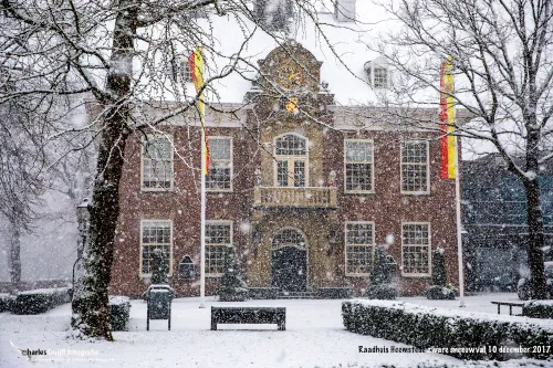 raadhuis in sneeuw