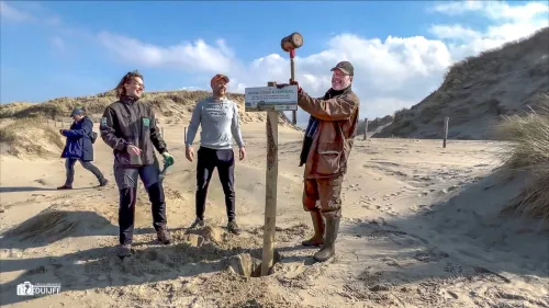 wethouder plaatst bord