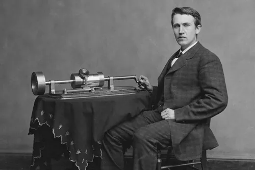 Thomas Edison met zijn elektrische Phonograph (foto: Wikipedia)
