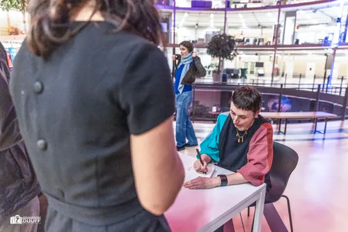 victoria signeert boek