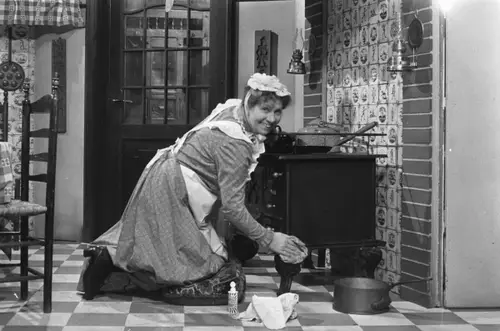 Poetsende Saartje: zelfs voor de jeugd van 70 jaar geleden al een beeld van een onbekend verleden