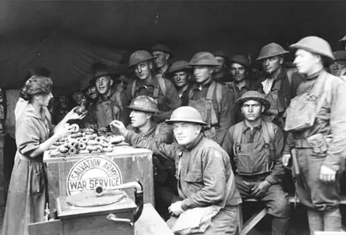 ´Doughnut Dollies´ in actie tijdens 1e Werelddoorlog (foto: Wikipedia)