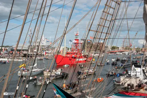 ART in touw Red ship