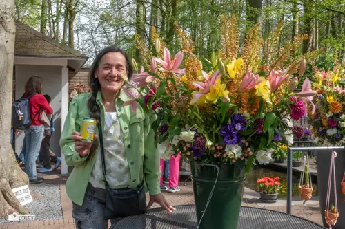 silvia bij bloemstuk