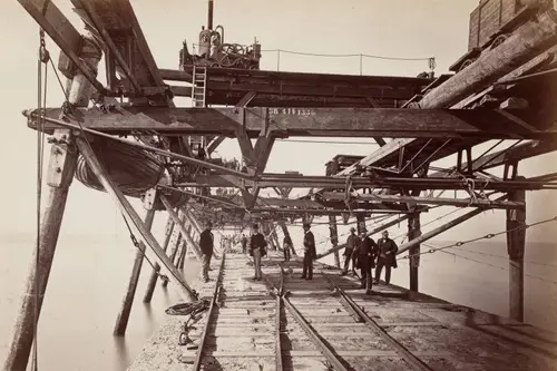 Pb__21a_Mannen_poseren_tijdens_de_werkzaamheden_1782293767