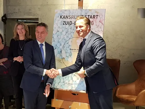 gedeputeerde hans teunissen en minister huge de jonge tekenen voor de samenwerking kansrije start zu