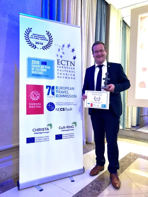 ramon lucassen neemt prijs in ontvangst