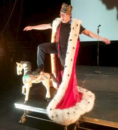 tom lanoye en zijn hobbelpaard kopie1280x1280