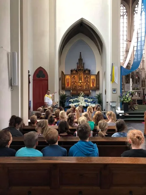 2019 bezoek altaar wonderbare moeder met wit en blauw