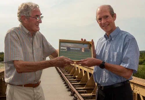 20220816 van dongen overhandigt namens fbl de oorkonde aan van heijningen