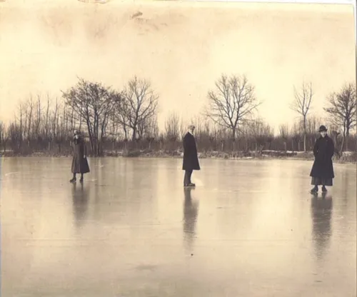 3 schaatsplezier op de bevroren kooiplas van het landgoed pax foto salha