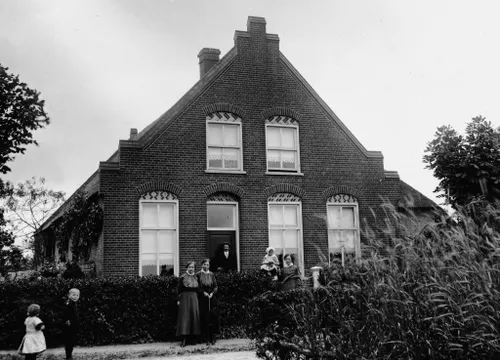 Het woonhuis van familie van der Aa. Op de foto v.l.n.r. Cor van der Aa, Anna van Gortel, Christ van der Aa, Cor Leysten en Anna van der Aa. Uit: ‘Christ van der Aa - Dorpsfotograaf van Elshout’, door Toon Groot.