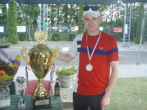 alex naast de gouden beker