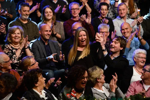 anouska uit drunen wint auto bij postcode loterij miljoenenjacht