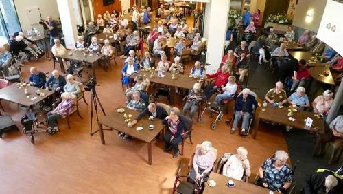 bewoners zandley genieten van het muziekevenement