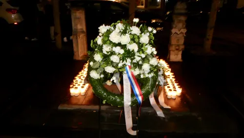 bloemen bij monument heusden